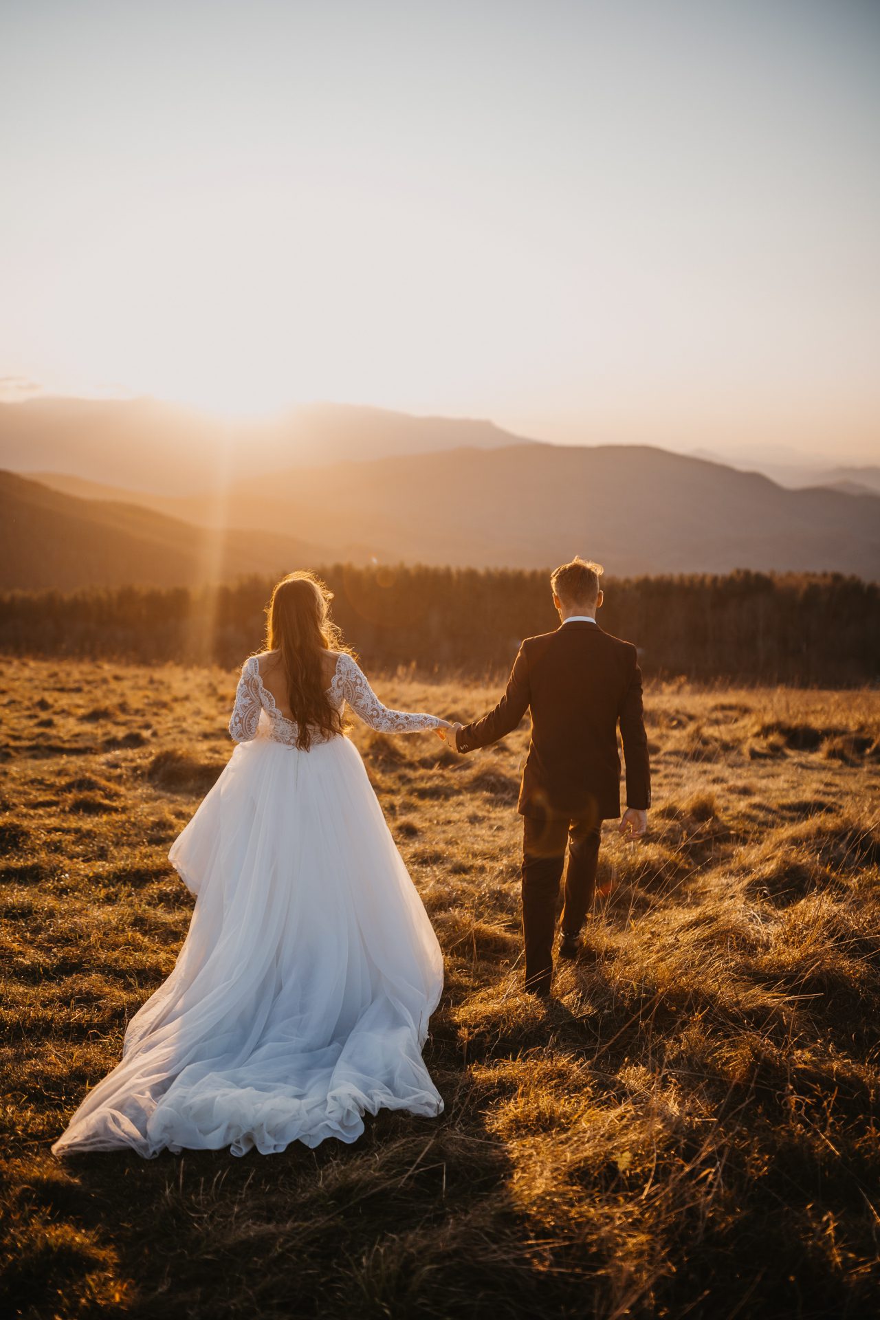 jeune mariés au coucher du soleil